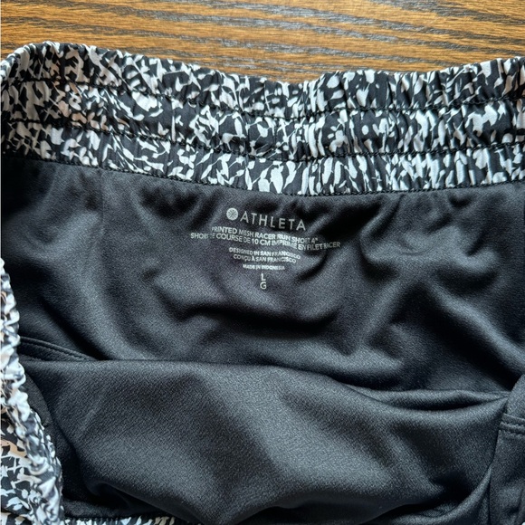 Athleta Mesh Racer Run Mid Rise Short - Picture 2 of 3